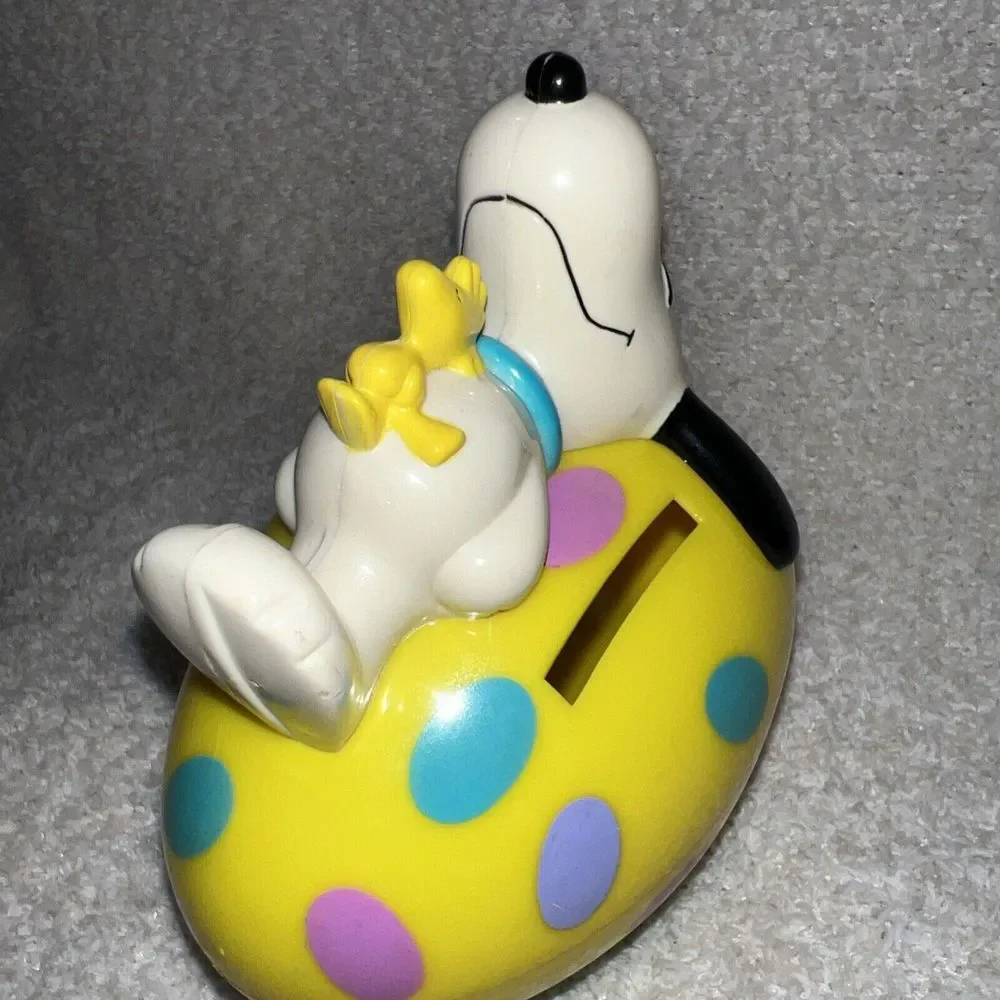 Whitman's Candies Peanuts SNOOPY and WOODSTOCK‎ Plastic Easter Egg Bank
